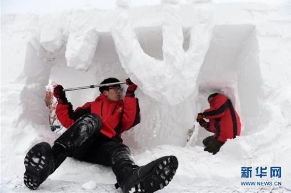 冰城哈尔滨降温 零下十几度开展雪雕比赛